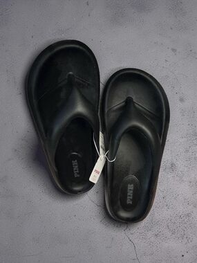 PINK Victoria's Secret Size 8 Black Foam Thong Sandals